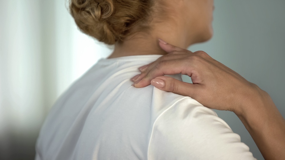woman with pinched nerve in shoulder